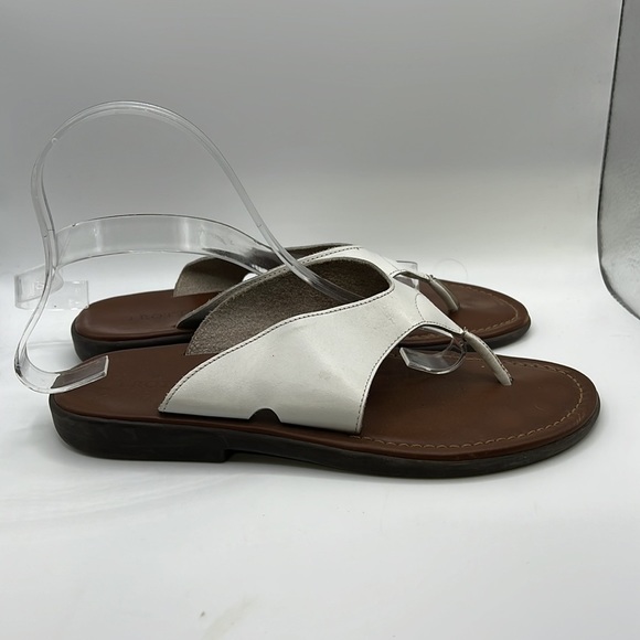 Trotters Vivian Slip On Flip Flops Thongs Sandals White Womens Size 7.5 W - Picture 1 of 12